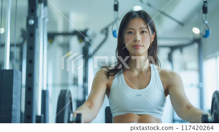 一名女子在健身房訓練 117420264