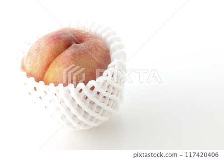 Peaches wrapped in cushioning material 117420406