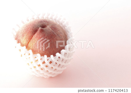 桃子包裹著緩衝材料 桃子包裹著緩衝材料 117420413