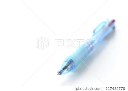 在白色背景下拍攝原子筆 在白色背景下拍攝原子筆 117420778