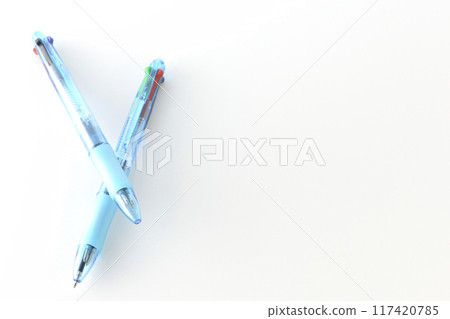 在白色背景下拍攝原子筆 117420785