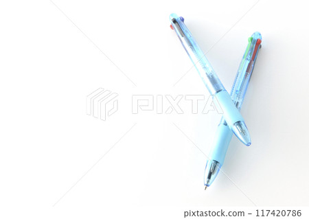 在白色背景下拍攝原子筆 117420786