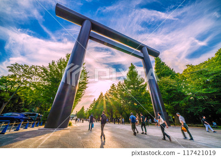 Tokyo cityscape, Japan: Victory Day... Never let the tragedy be repeated... The figures have disappeared... People visiting Yasukuni Shrine in the scorching heat = August 117421019
