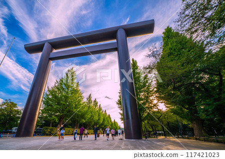 Tokyo cityscape, Japan August 15th... We must not repeat the tragedy... The figure has disappeared... People who visited Yasukuni Shrine in the scorching heat 117421023