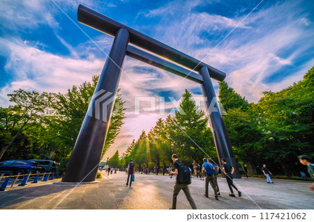 Tokyo cityscape, Japan August 15th... We must not repeat the tragedy... The figure has disappeared... People who visited Yasukuni Shrine in the scorching heat 117421062