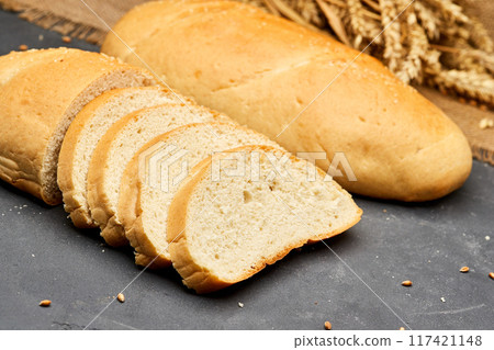 Freshly baked white bread loaf, sliced and ready to serve, perfect for sandwiches and breakfast 117421148