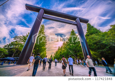 日本東京的街景 戰爭結束的那一天...我們不會重演悲劇...馬英九的身影消失了...酷暑參拜靖國神社的人們=八月 日本東京的街景 戰爭結束的那一天...我們不會重演悲劇...馬英九的身影消失了...酷暑參拜靖國神社的人們=八月 117421848
