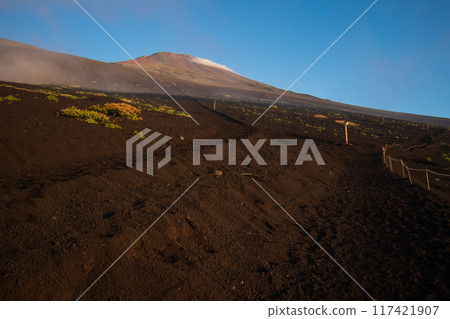 富士山禦殿場路線登山道和山頂 117421907