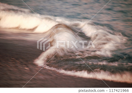 波浪在海岸上擊敗 波浪在海岸上擊敗 117421966