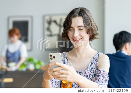 年輕的外國女子在咖啡館放鬆 117422109