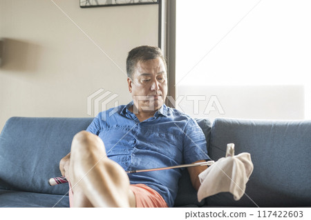 一個照顧高爾夫球桿的男人 一個照顧高爾夫球桿的男人 117422603