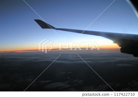 從飛機上看雲層之上 117422710