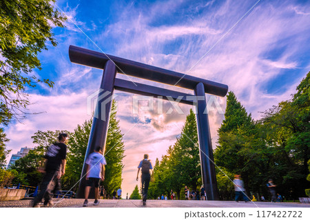 Tokyo cityscape, Japan: Victory Day... Never let the tragedy be repeated... The figures have disappeared... People visiting Yasukuni Shrine in the scorching heat = August 117422722
