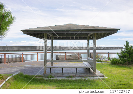 A covered bench at Fishuna, a park rich in nature in Yaizu City, Shizuoka Prefecture A covered bench at Fishuna, a park rich in nature in Yaizu City, Shizuoka Prefecture 117422737