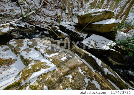 Winter Sengenbaku Falls in Ruri Valley 117423725