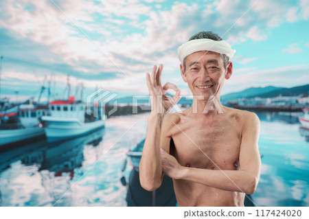 一位年長的漁夫微笑著交叉雙臂 一位年長的漁夫微笑著交叉雙臂 117424020