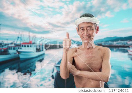 一位年長的漁夫微笑著交叉雙臂 一位年長的漁夫微笑著交叉雙臂 117424021