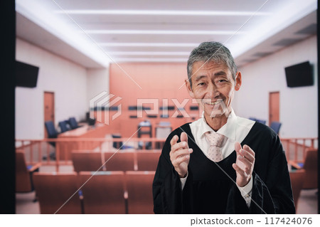 法庭上的年長法官 117424076