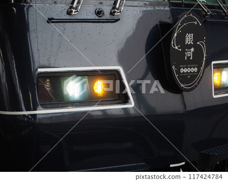 雨中行駛的臥舖特快列車 117424784