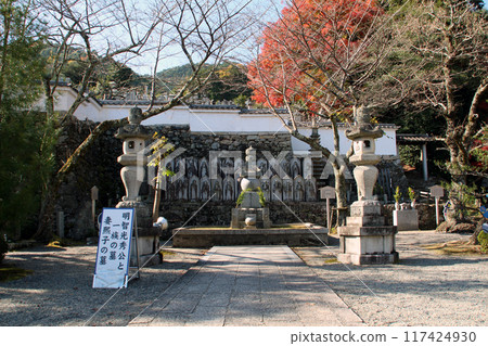 The grave of Akechi Mitsuhide at Saikyo-ji Temple in Shiga Prefecture, a famous spot for autumn foliage The grave of Akechi Mitsuhide at Saikyo-ji Temple in Shiga Prefecture, a famous spot for autumn foliage 117424930