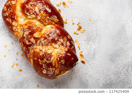 braided, sweet bread pie, with sliced almonds, breakfast, braided bread, brioche, on a light background, top view, no people, 117425409