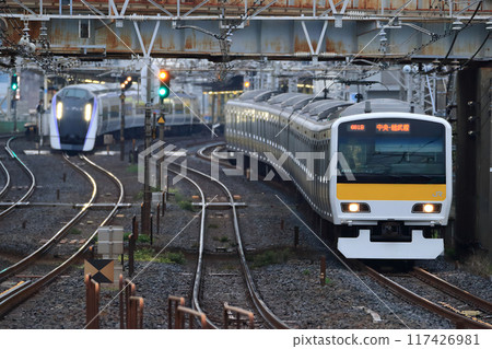 從總武線船橋站出發的清晨列車與特急“Azusa”並行運行。 117426981