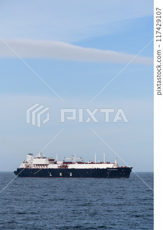 液化天然氣運輸船經由東京灣浦賀海峽向南航行 液化天然氣運輸船經由東京灣浦賀海峽向南航行 117429107