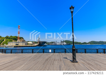 從神奈川縣橫須賀市維爾尼公園看到的海上自衛隊橫須賀基地 117429211