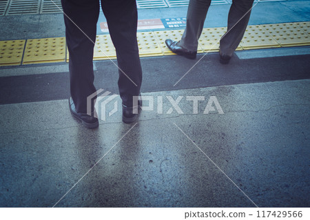 站立在駐地家的商人的腳 站立在駐地家的商人的腳 117429566