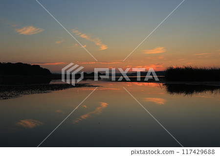 晨光反映在水面上 晨光反映在水面上 117429688