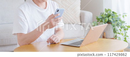 Businessman teleworking at home 117429862