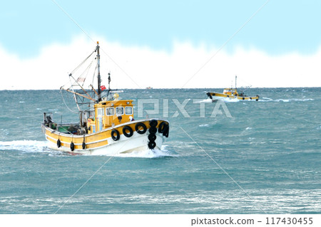 Bottom trawl fishing boat, No. 1 in Japan for hairtail catches, Tatsugahama, Arita City, Wakayama Prefecture 117430455