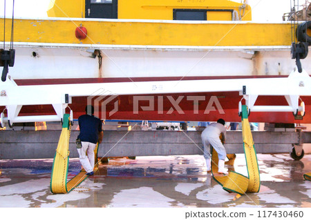 Maintenance of fishing boats: Removing shellfish from the bottom of the boat Maintenance of fishing boats: Removing shellfish from the bottom of the boat 117430460