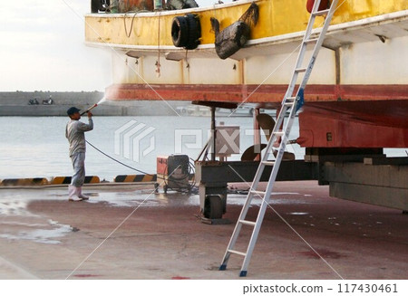 漁船維護:清除船底的貝類 漁船維護:清除船底的貝類 117430461