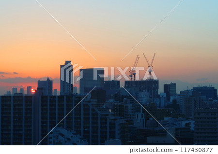 沐浴在夕陽下的摩天大樓剪影 沐浴在夕陽下的摩天大樓剪影 117430877