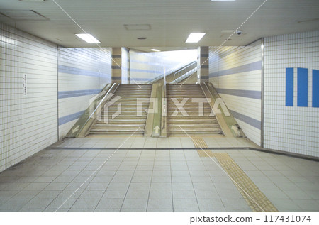 地下通道和帶坡道的樓梯 地下通道和帶坡道的樓梯 117431074