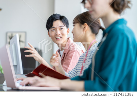 在辦公室工作的年輕工程師 117431392