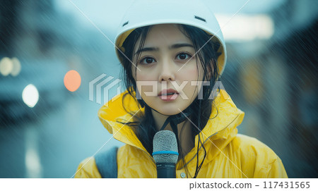 颱風中拿著麥克風的記者 117431565
