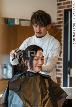 洗髮精 理髮師 美髮師 117431771