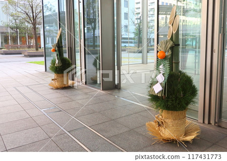 商業大樓入口處的關東風格門松 商業大樓入口處的關東風格門松 117431773