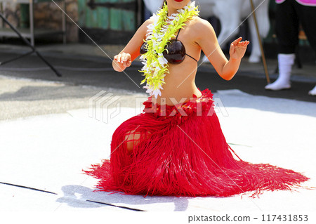 跳大溪地舞蹈的女人的裙子 117431853