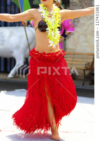 跳大溪地舞蹈的女人的裙子 117431861