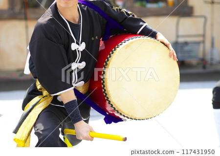 Large drums during the Okinawan Eisa dance performance 117431950