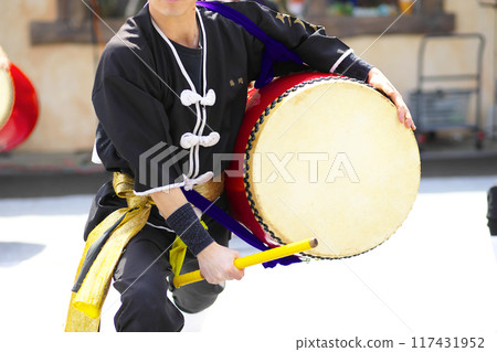 Large drums during the Okinawan Eisa dance performance Large drums during the Okinawan Eisa dance performance 117431952