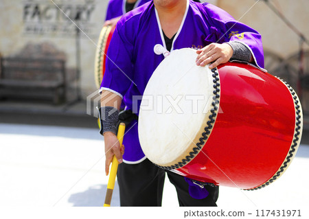 沖繩 Eisa 舞蹈表演中的大鼓 117431971