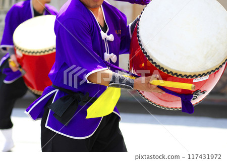 沖繩 Eisa 舞蹈表演中的大鼓 117431972