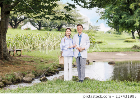 Senior couple sightseeing Second Life 117431993