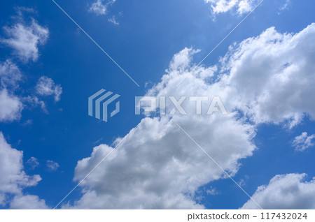 初夏的藍天白雲飄逸 117432024