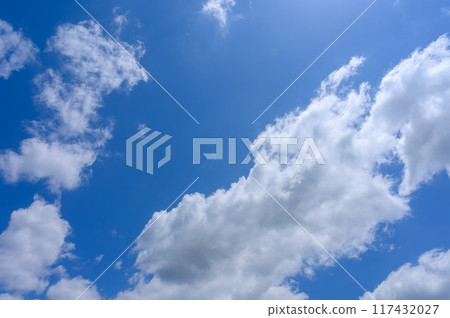 初夏的藍天白雲飄逸 117432027