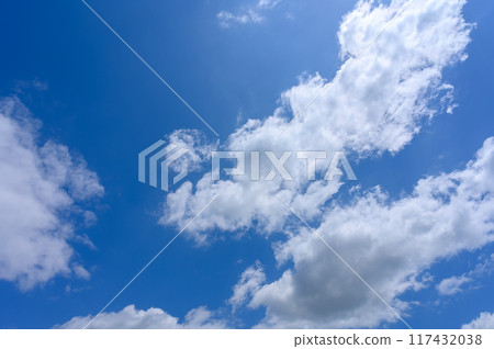 初夏的藍天白雲飄逸 初夏的藍天白雲飄逸 117432038